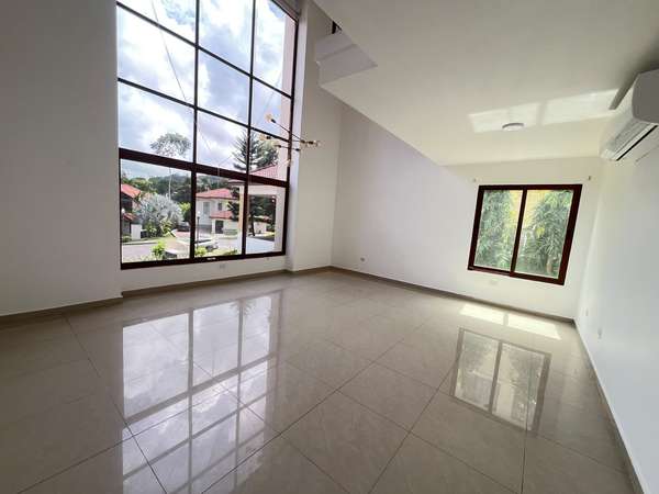 SE ALQUILA CAMINO DE CRUCES $5,200
