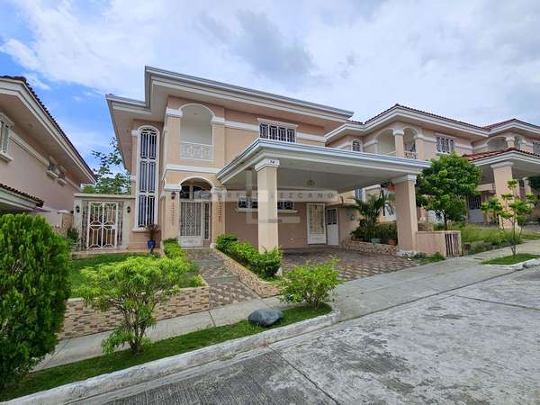Venta de Casa Unifamiliar en Altos del Country 300. Haga una oferta