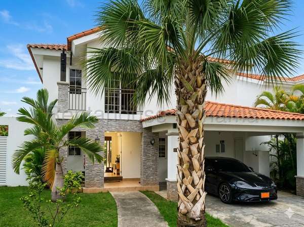 Espectacular Casa Remodelada en Quintas de Versalles | 4 Rec. y Jardín | 26EPP6454