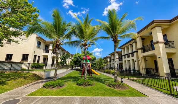 Alquiler Casa Embassy Club TownHome Cerca Area Social Clayton