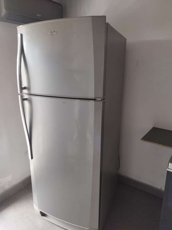 Nevera, congelador, silla, plancha 1 quemador, letrero, cajón de efectivo, silla de bebe