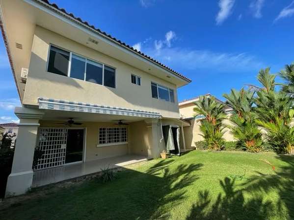 Se Vende o Se Alquila Hermosa Casa Amoblada en PH Villa Alta – Villas del Golf, Brisas del Golf