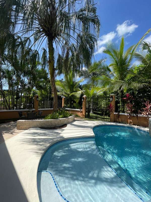 Casa de Lujo con Amplia Terraza y Piscina