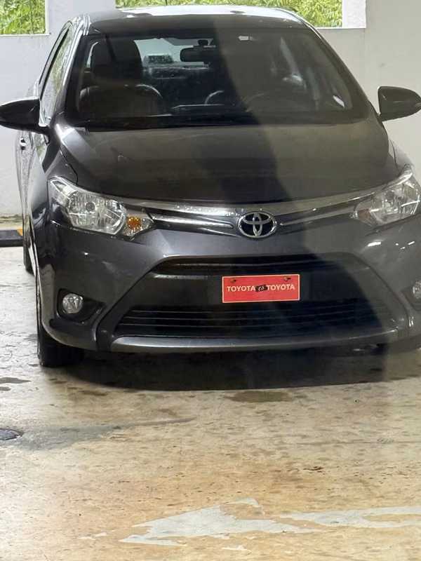 Toyota Yaris 2016 sedán 65mil Km