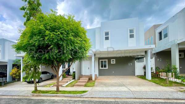 Comda Casa en Venta en Brisas del Golf 27*2889Mfk