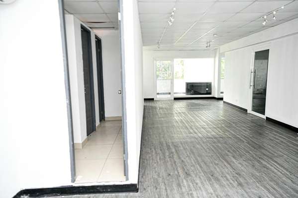 Commercial building in the Angeles 800 Mts2 I with 3 deposits and 13 parking