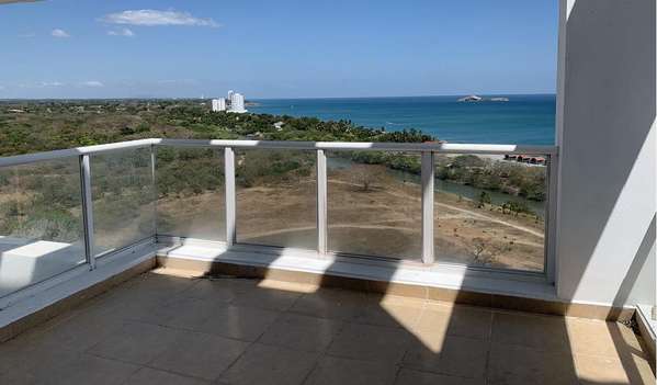 Se alquila Apartamento de tres recámaras en Playa Blanca