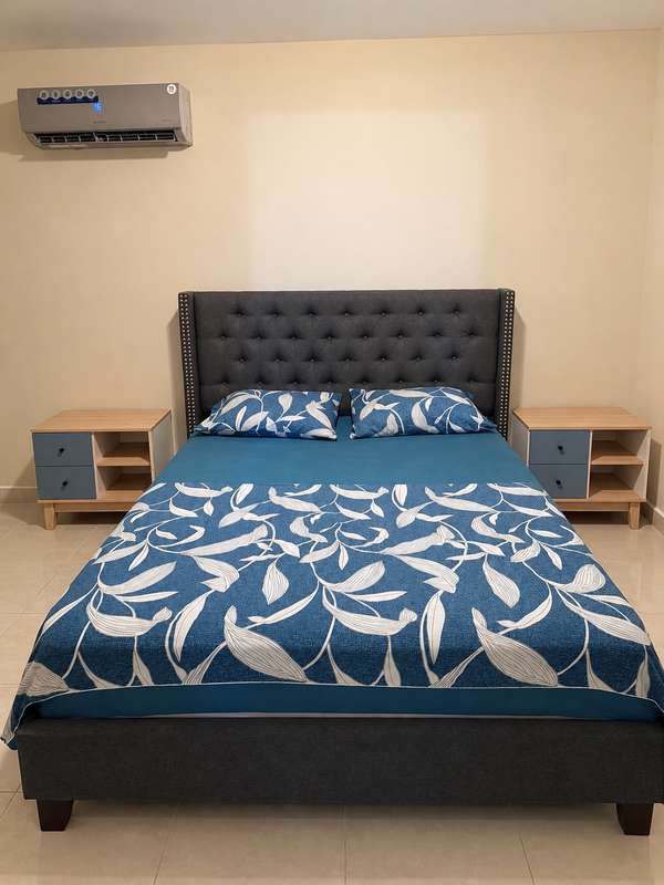 Cama queen con mesas de noche y colchon