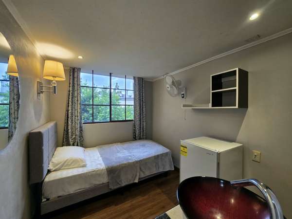 Habitación independiente con cama sencilla y abanico en Obarrio