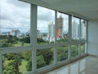 270 m² apartment with a 35 m² terrace, panoramic views, and access to Parque Omar in Altos del Golf.