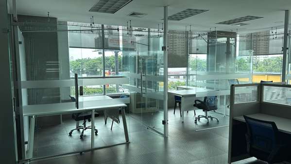 Oficina amoblada en alquiler en Costa del Este con seguridad 24 horas y estacionamiento. VL