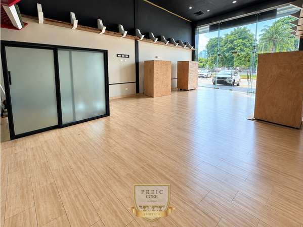 Alquilo local comercial en Plaza de Obarrio L.T