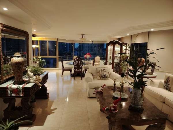 Exclusivo Apartamento en PH Tower One, Marbella, 185 m² de Espacio y Confort