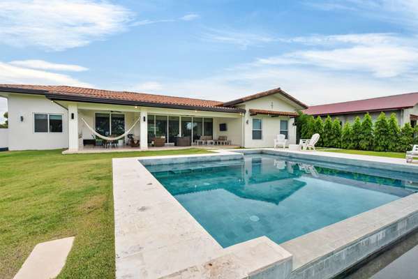 Buenaventura – Casa con Piscina – 380mts2 – 1,750,000