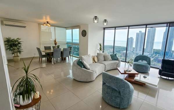 Apartment in East Coast I with excellent distribution and view of the sea and the city
