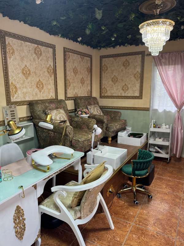 Se vende salón de belleza con todo 