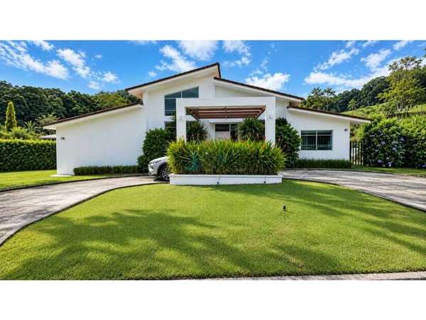 ALQUILER DE CASA LINEA BLANCA EN CERRO VIENTO CLUB DE GOLF 220M2 JP