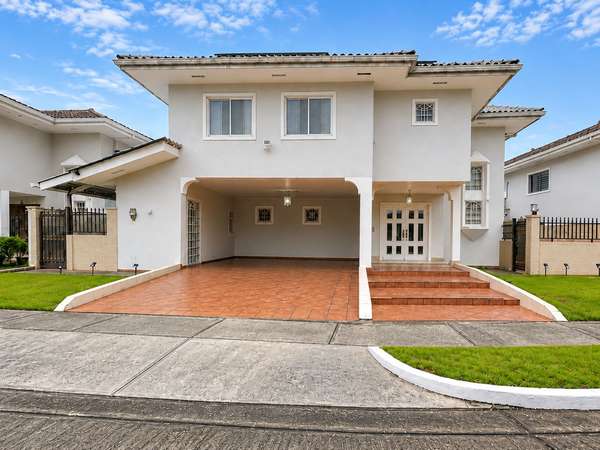 Alquiler de casa en Colón – Residencial privado-Cuenta con paneles solares