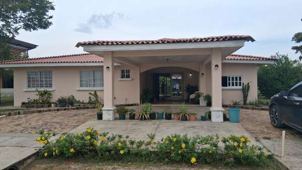 Casa de 3 recámaras en Chame  area social con piscina a solo 10 km de la playa.