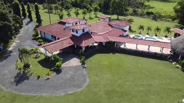 Venta de casa de campo con piscina en la carretera hacia Playa Juan Hombrón