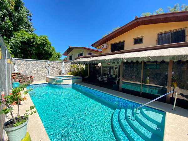Family Home with a Pool and Jacuzzi. Just Bring Your Suitcases! ID 26594