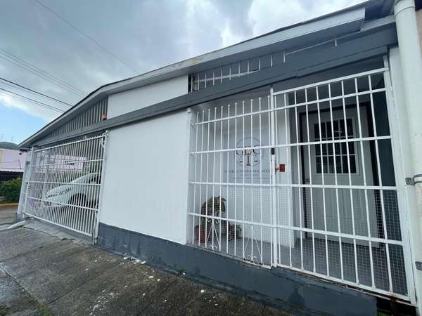 Alquilo Casa Linda Vista entrando por la Clinica Yee 200 metros- Vacia sin nada nada 