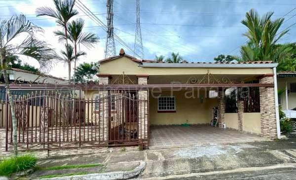 Casa en Venta en Altos de Panama. 27-2623.