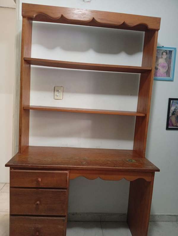 SE VENDE MESITA DE ESTUDIO DE MADERA NO LE CAE POLILLA 