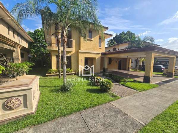 For sale in Clayton: a single-family home in Embassy Club with 4 bedrooms and a garden.