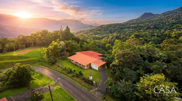 Casa de 3 Habitaciones en Venta sobre un Terreno de 1.89 Acres en Santa Fe, Veraguas