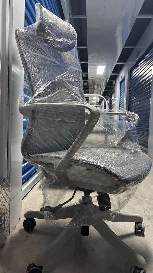 Silla ergonómica de oficina, malla gris con cabecero y soporte lumbar, 1 año de uso