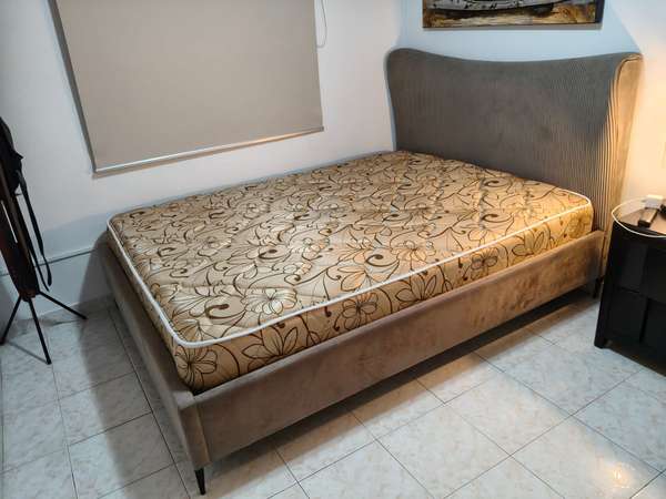 Vendo cama queen con colchón excelente estado 