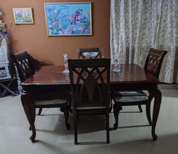 JUEGO DE COMEDOR, JUEGO DE SALA Y CUADROS DE PINTORA NACIONAL