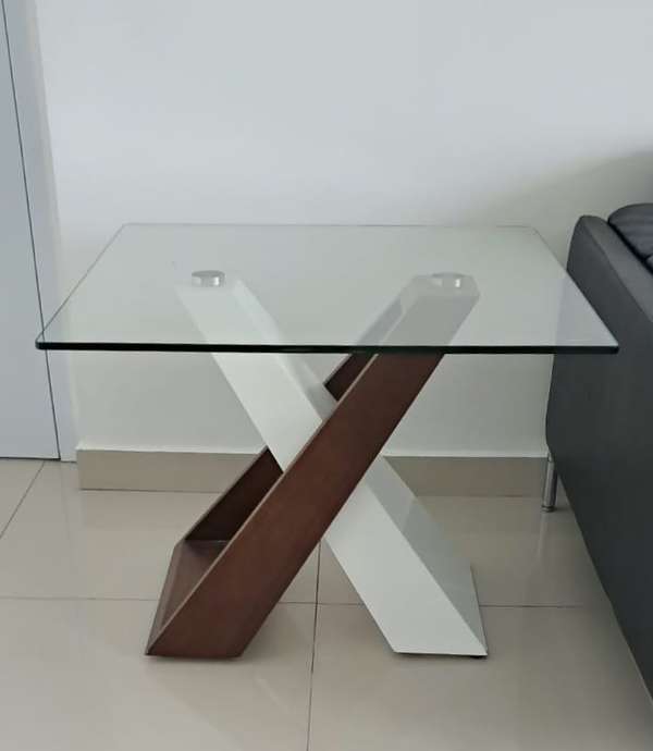 Mesa Lateral / Esquinera Moderna – Cristal Templado y Base en X