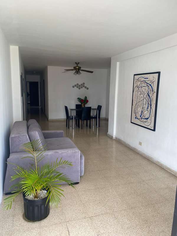 CUARTO EN OBARRIO con ((aire acondicionado)) 