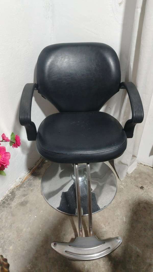 EN VENTA: silla para salón de belleza con poco uso 
