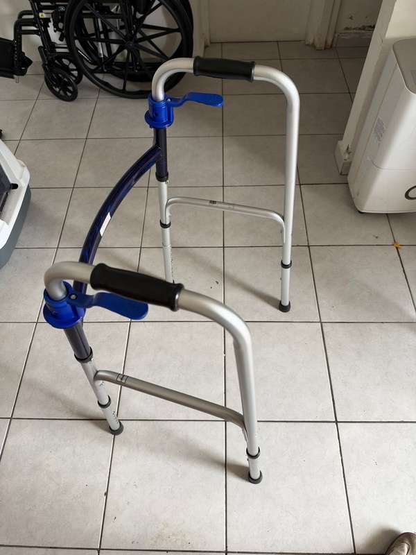 Andadera plegable de altura ajustable