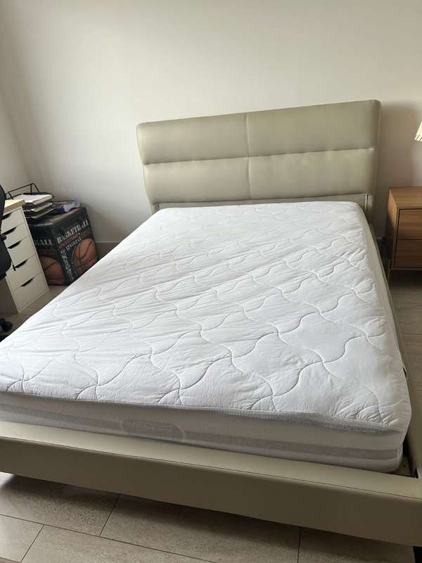Cama Queen moderna en cuerina con colchón Beautyrest Classic