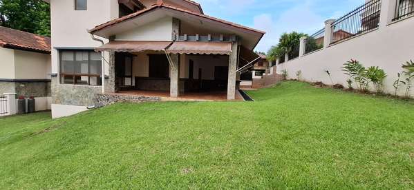 **Elegante y Espaciosa Residencia en Exclusiva Comunidad Cerrada (Clayton)*