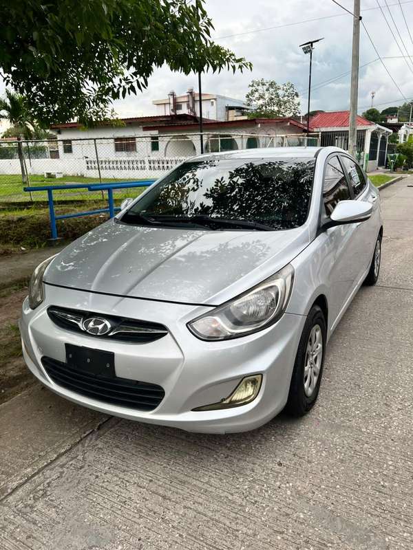 Hyundai Accent 2013 Automático – Excelente Estado – 108,000 km