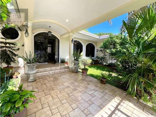 ALQUILER DE AMPLIA CASA CON PISCINA, ALBROOK (MC)
