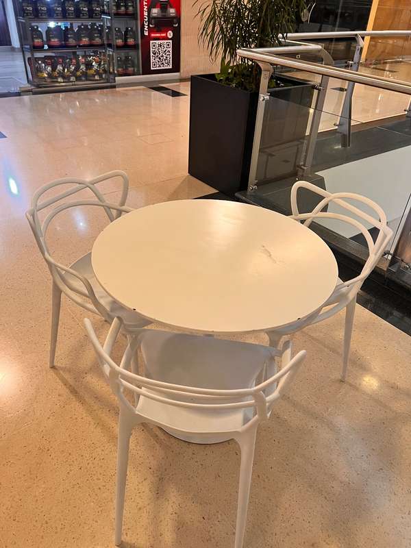 Juego de mesa con sillas en venta