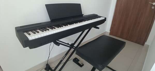 Piano Teclado Yamaha P-125 Incluye Soporte, Silla y Pedal - Precio Original: 1000$