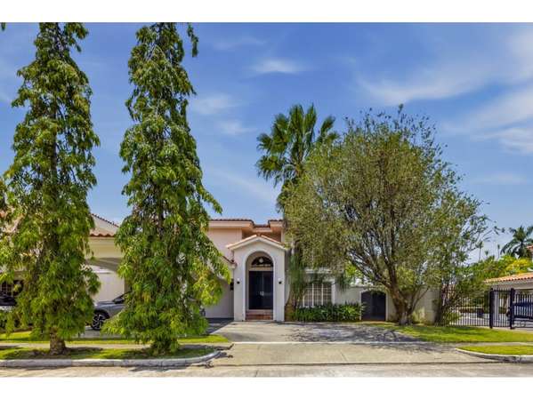 CASA EN VENTA EN COSTA BAY – COSTA DEL EST