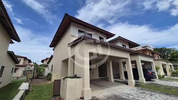 Venta Casa Reposeída Bancaria de 236.90 m² en PH Woodlands