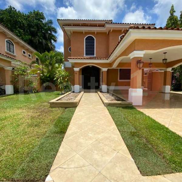 CASA EN ALQUILER EN CLAYTON – PH CLAYTON VILLAGE – 350 M² – PISCINA PRIVADA, AMPLIO PATIO Y TERRAZA TECHADA