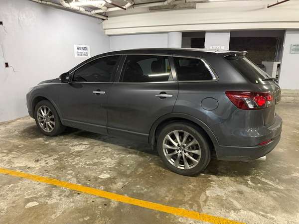 Se vende Mazda CX-9 AWD, color gris oscuro, SUV espaciosa, cómoda y elegante, ideal para uso familiar o diario.