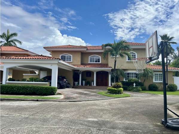 Casa en Costa del Este con piscina privada y jardín