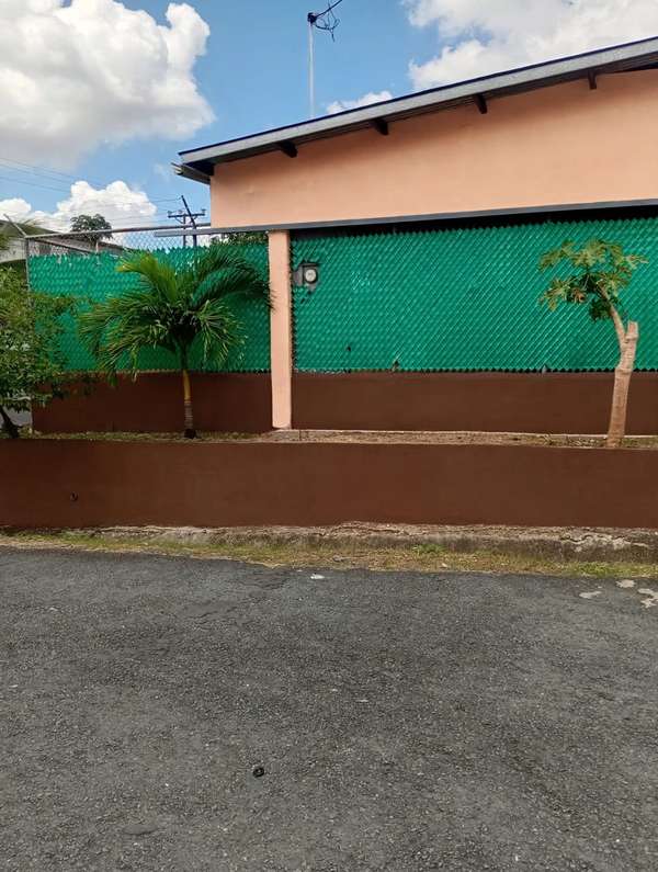 Se alquila casa amplia, en urbanización Nuevo