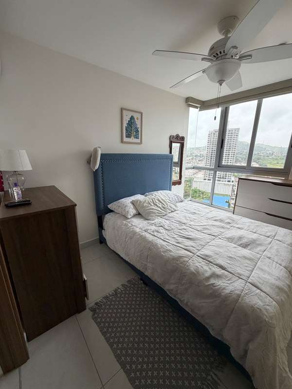 Cuarto principal y baño privado / Solo Damas 